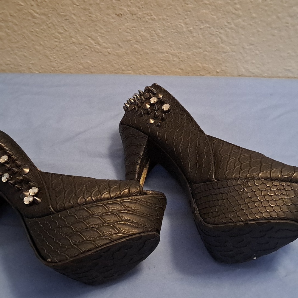 Shoes - Picture 2 of 3